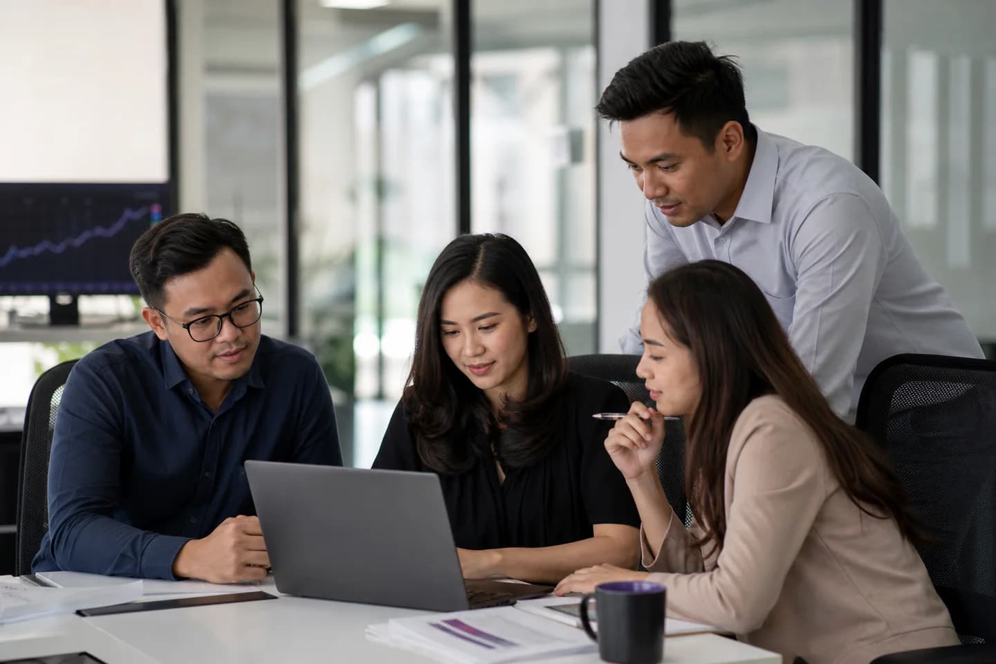 Tim profesional berdiskusi dan berkolaborasi di kantor